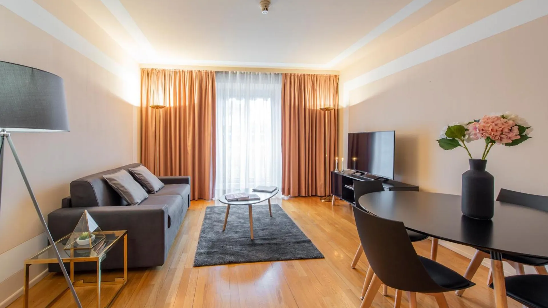 Milan Royal Suites - Centro Duomo contacts